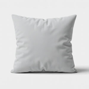 Jasnoszara gładka poduszka dekoracyjna na białym tle, ujęcie z przodu