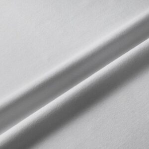 zbliżenie na fakturę gładkiej jasnoszarej tkaniny bieżnika