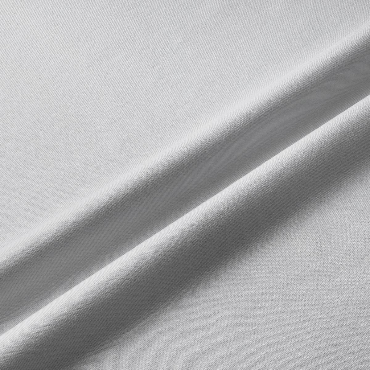 zbliżenie na fakturę gładkiej jasnoszarej tkaniny bieżnika
