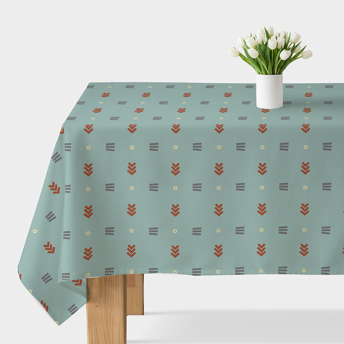 Główne ujęcie stołu z obrusie w miętowym kolorze i białym wazonem z tulipanami