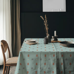 Aranżacja stołu z zastawą i dekoracyjnymi naczyniami na miętowym obrusie