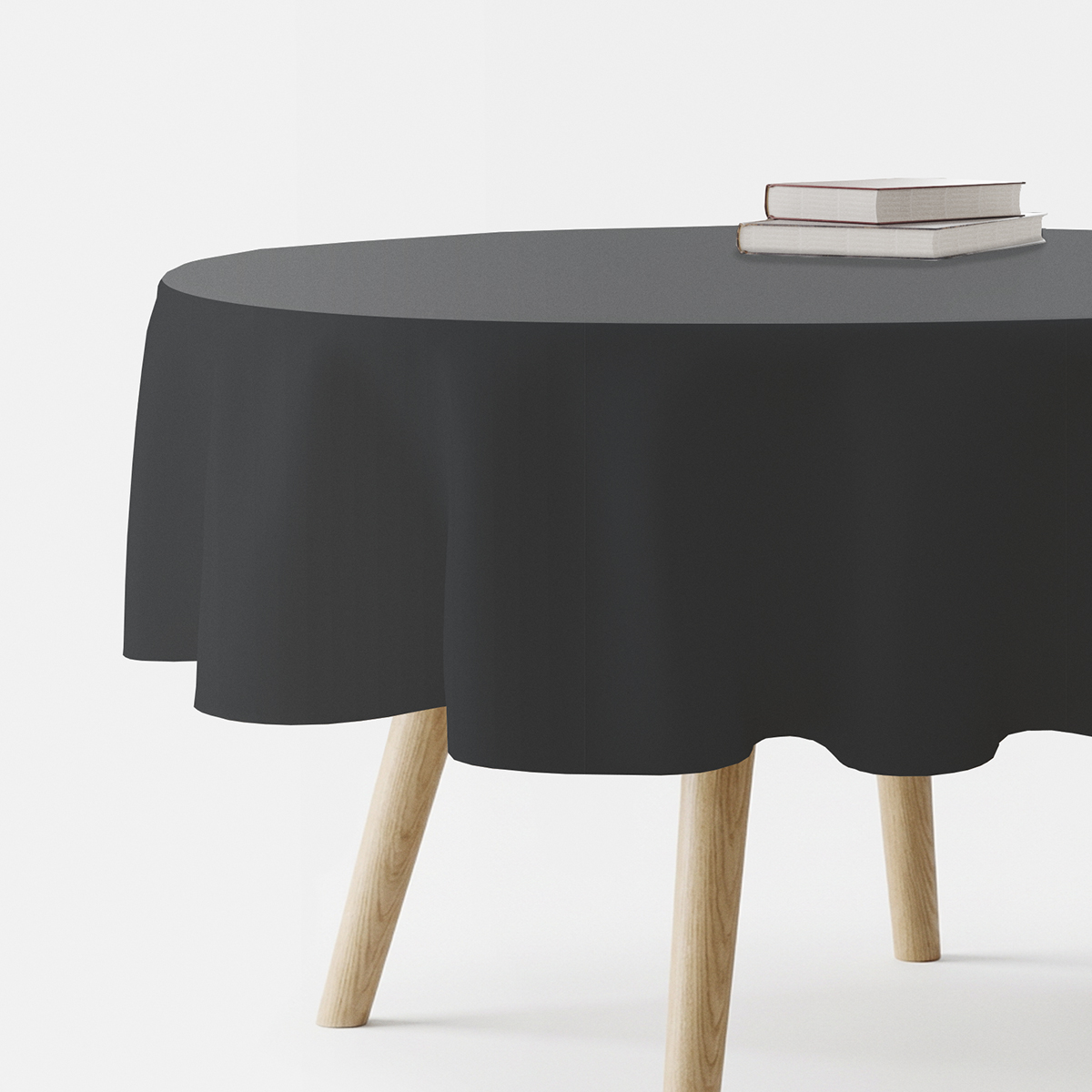 Grafitowy obrus okrągły ułożony na drewnianym stoliku, widok z boku