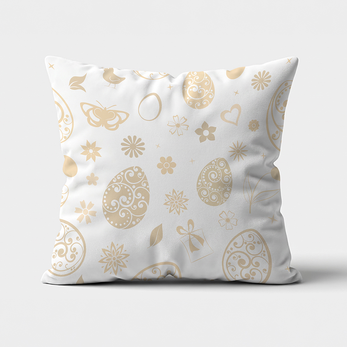 Poduszka z kremowymi pisankami i ozdobnymi kwiatami na białym tle, ujęcie z przodu