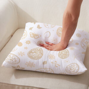 Zbliżenie na poduszkę pokazujące kremowy wzór i miękkość materiału