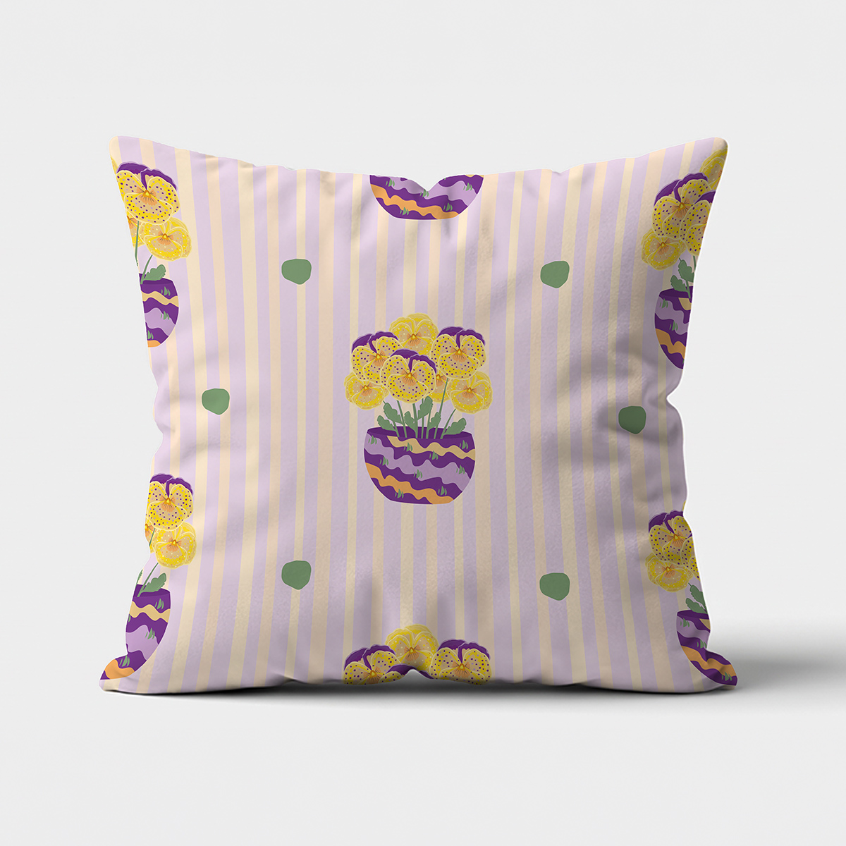 Poszewka z pastelowymi pasami i doniczką z żółto-fioletowymi bratkami na głównym ujęciu