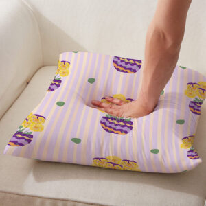 Zbliżenie na wzór i fakturę tkaniny z żółtymi bratkami, fioletowymi detalami i zielonymi plamkami