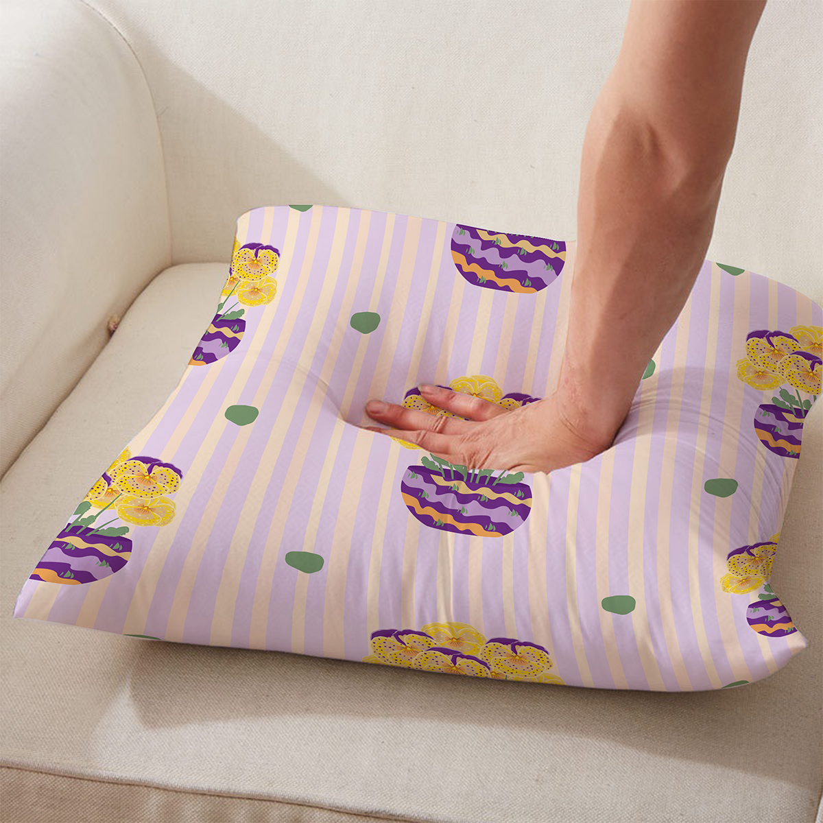 Zbliżenie na wzór i fakturę tkaniny z żółtymi bratkami, fioletowymi detalami i zielonymi plamkami