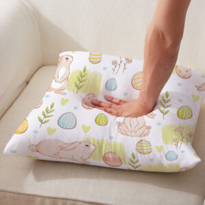 zbliżenie detalu nadruku z naciskiem palca ukazującym miękkość tkaniny i akwarelowy motyw