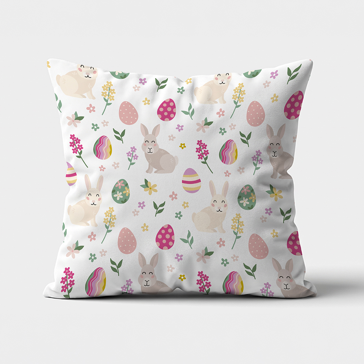 Poduszka z pastelowym wzorem króliczków, pisanek i drobnych kwiatów na białym tle