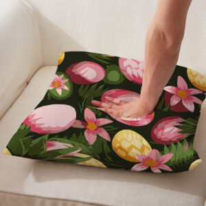 Detale tkaniny z motywem pisanek i kwiatów oraz ręka naciskająca poduszkę pokazująca miękkość