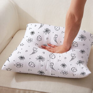 Zbliżenie detalu i sprężystości poduszki z dłonią naciskającą materiał