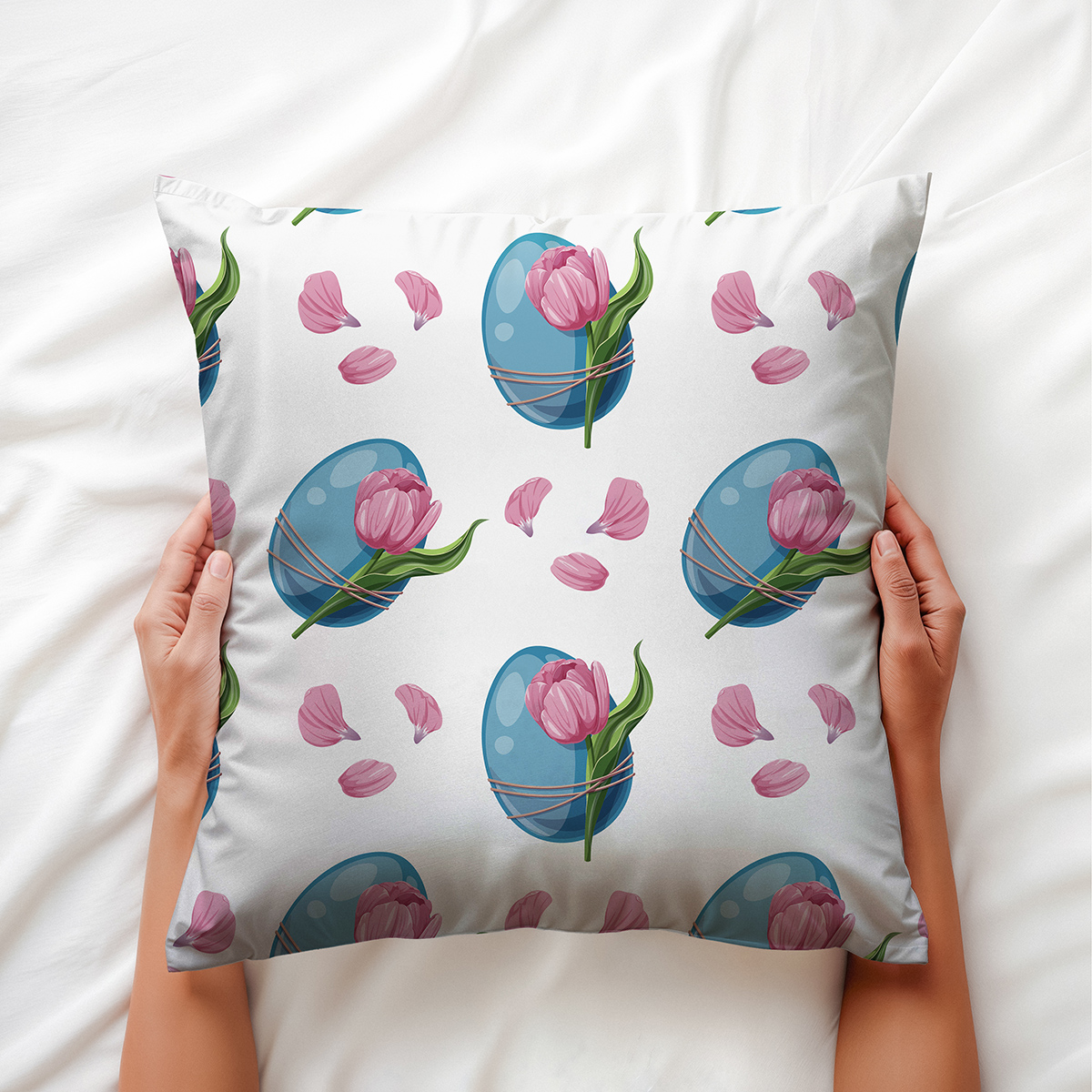 Zbliżenie na nadruk pokazujące niebieską pisankę i pąk różowego tulipana