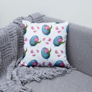 Poduszka ułożona na kanapie jako dekoracyjny akcent wnętrza