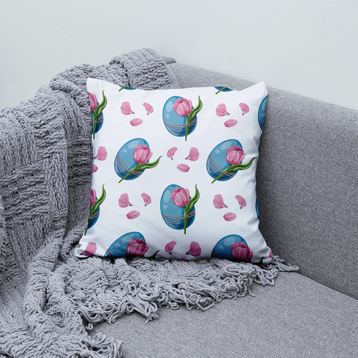 Poduszka ułożona na kanapie jako dekoracyjny akcent wnętrza