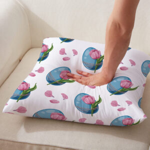 Ręka naciskająca poduszkę, pokazująca miękkość poszewki i wypełnienia