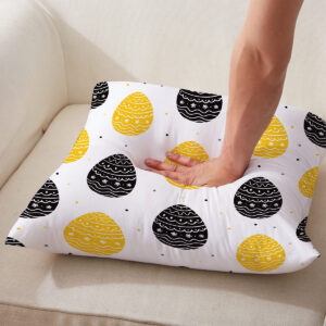 Zbliżenie na materiał i wzór pisanek z widocznym naciskiem dłoni