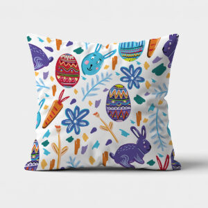 Poduszka z kolorowymi zajączkami i pisankami na białym tle, ujęcie frontalne produktu