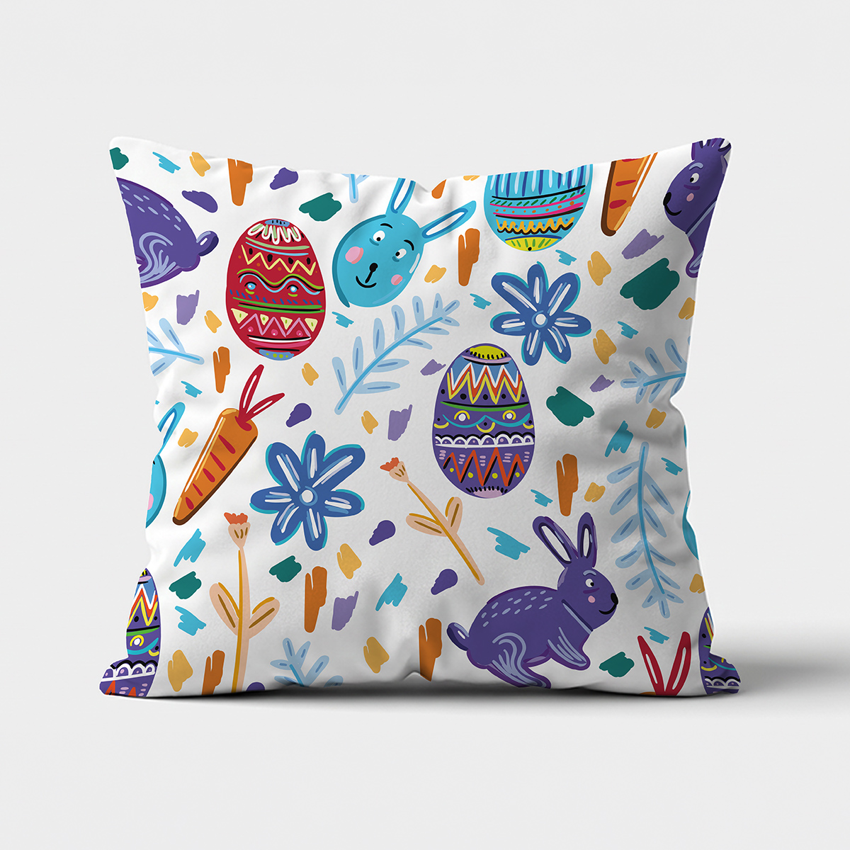 Poduszka z kolorowymi zajączkami i pisankami na białym tle, ujęcie frontalne produktu