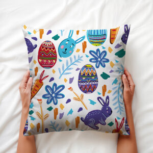 Poduszka trzymana w dłoniach, widok z przodu pokazujący detal nadruku i pełne wzory