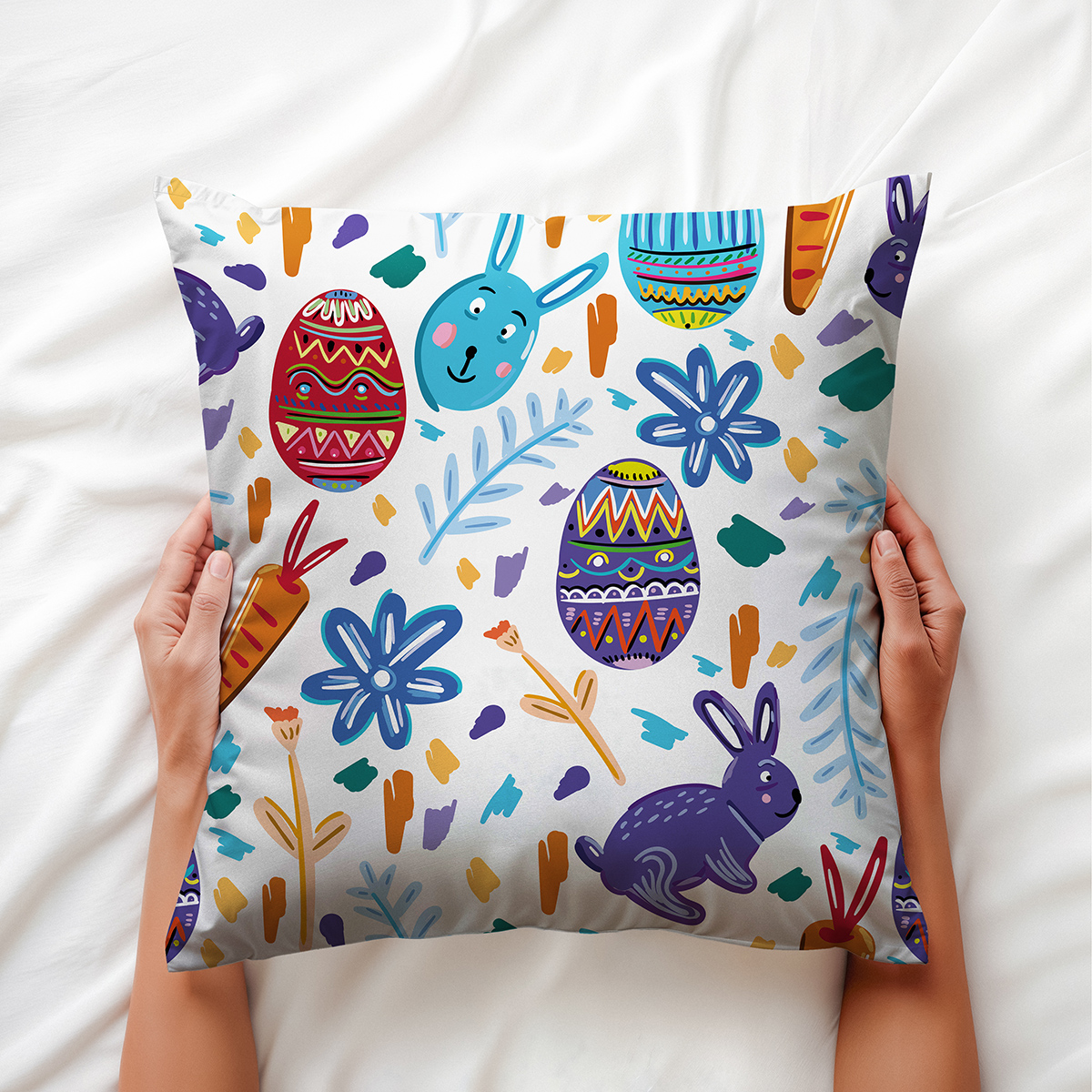 Poduszka trzymana w dłoniach, widok z przodu pokazujący detal nadruku i pełne wzory