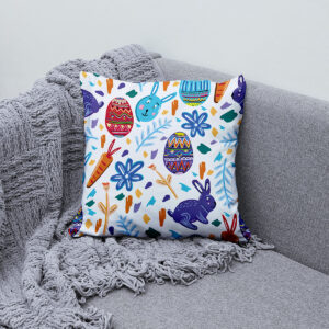 Poduszka ustawiona na sofie z pledem, aranżacyjne ujęcie prezentujące dekoracyjny charakter