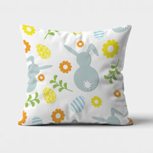 Poduszka z nadrukiem zajączków i kolorowych pisanek na jasnym tle, ujęcie frontalne