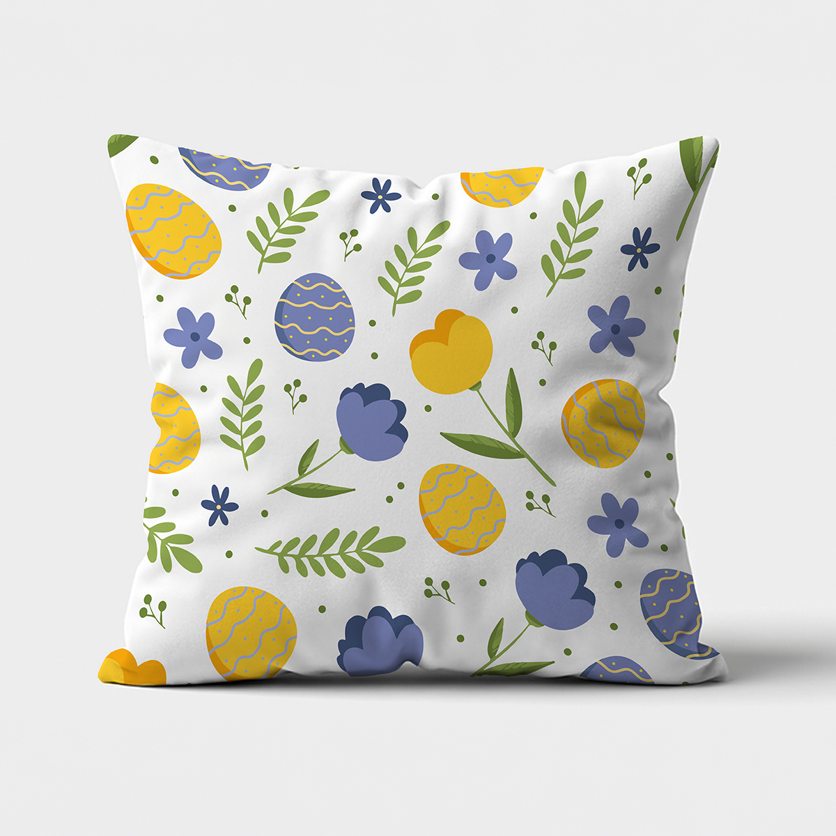 poduszka z wzorem pisanek i kwiatów na białym tle na tle jasnej powierzchni