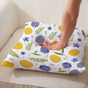 zbliżenie na wzór pisanek, kwiatów i liści oraz ucisk pokazujący wypełnienie poduszki