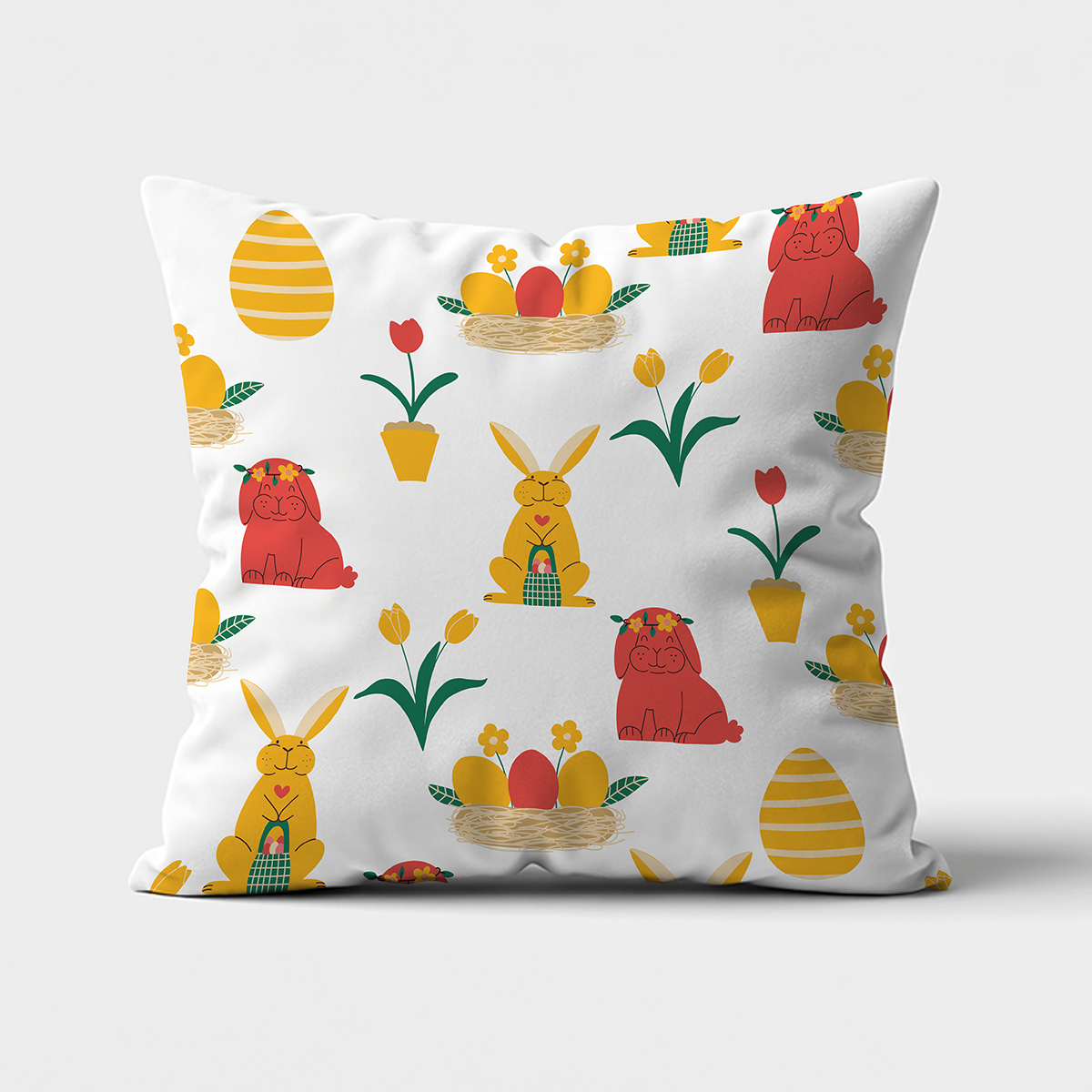 Główne ujęcie poduszki z białym tłem i wzorem króliczków, pisanek i tulipanów