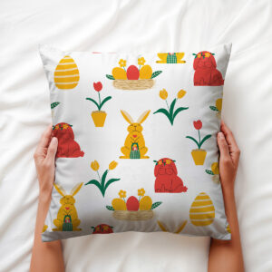 Widok poduszki trzymanej dłońmi, pokazujący całość wzoru i teksturę tkaniny