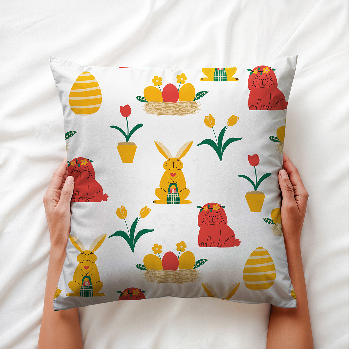 Widok poduszki trzymanej dłońmi, pokazujący całość wzoru i teksturę tkaniny