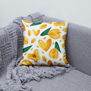Poduszka z żółtym motywem ustawiona na sofie jako dekoracja wnętrza