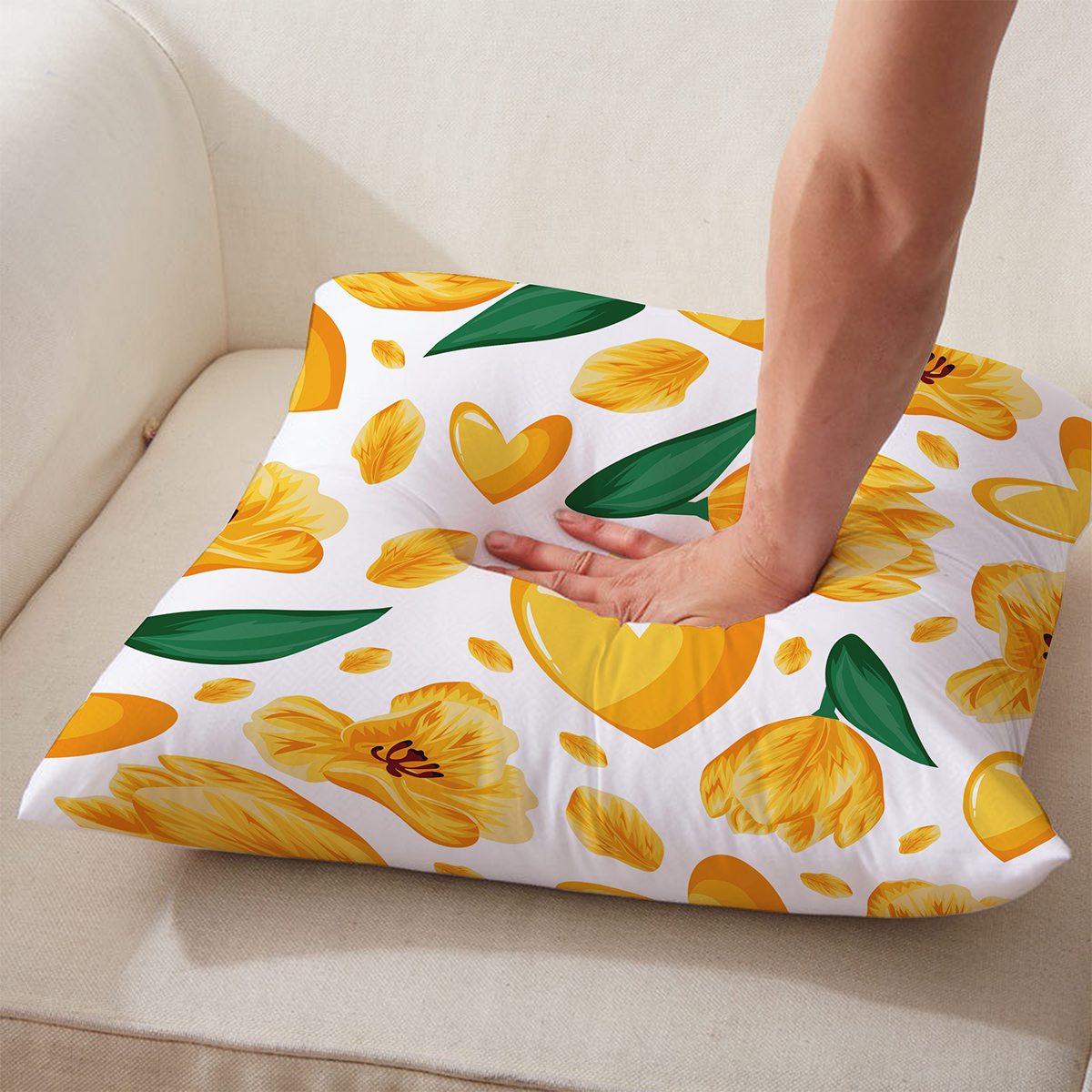 Zbliżenie na materiał i wypełnienie podczas nacisku, widoczny wzór tulipanów i serc