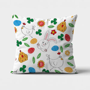 biała poduszka z wesołym wzorem z zajączkiem, kurczakami i pisankami na jasnym tle