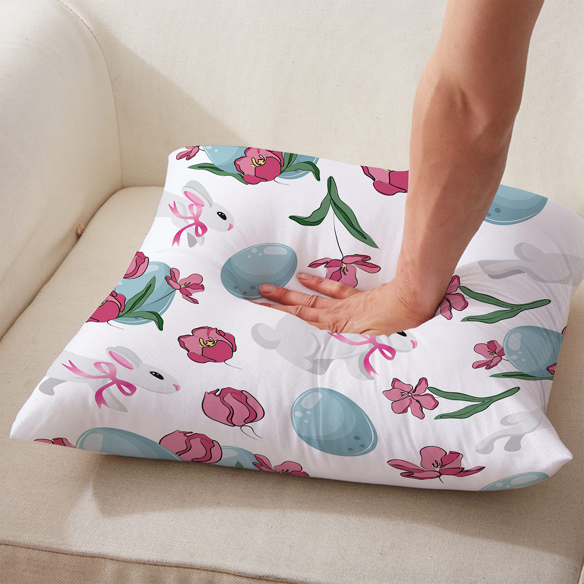 Detal materiału i nacisk dłoni pokazujący miękkość i sprężystość poduszki