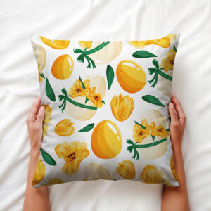 Widok poduszki trzymanej w dłoniach, wzór z jajkami i zielonymi listkami