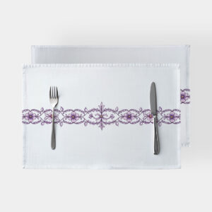biała podkładka stołowa z fioletowym haftowanym pasem kwiatowym widok z góry