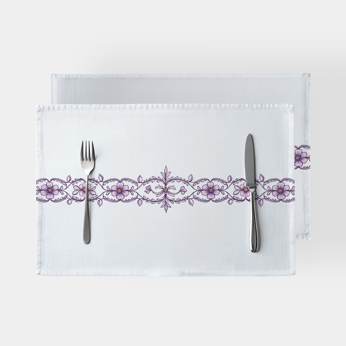 biała podkładka stołowa z fioletowym haftowanym pasem kwiatowym widok z góry