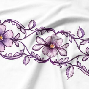 zbliżenie na fioletowy kwiatowy haft i fakturę tkaniny