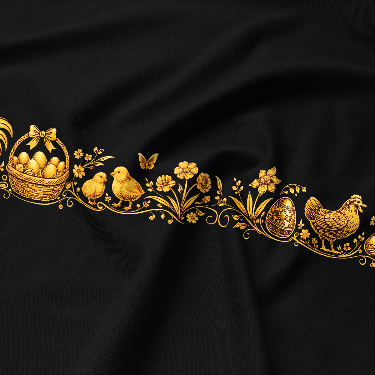 detal złotego ornamentu z kurą, pisklętami i pisaną na czarnym tle
