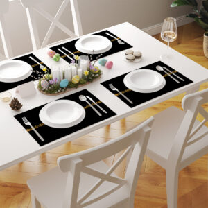 aranżacja stołu z kilkoma świątecznymi podkładkami z złotym wzorem