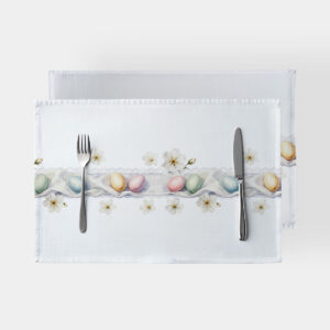 Dwie białe podkładki z motywem pastelowych pisanek i koronkowym paskiem, widok z góry z widocznymi sztućcami