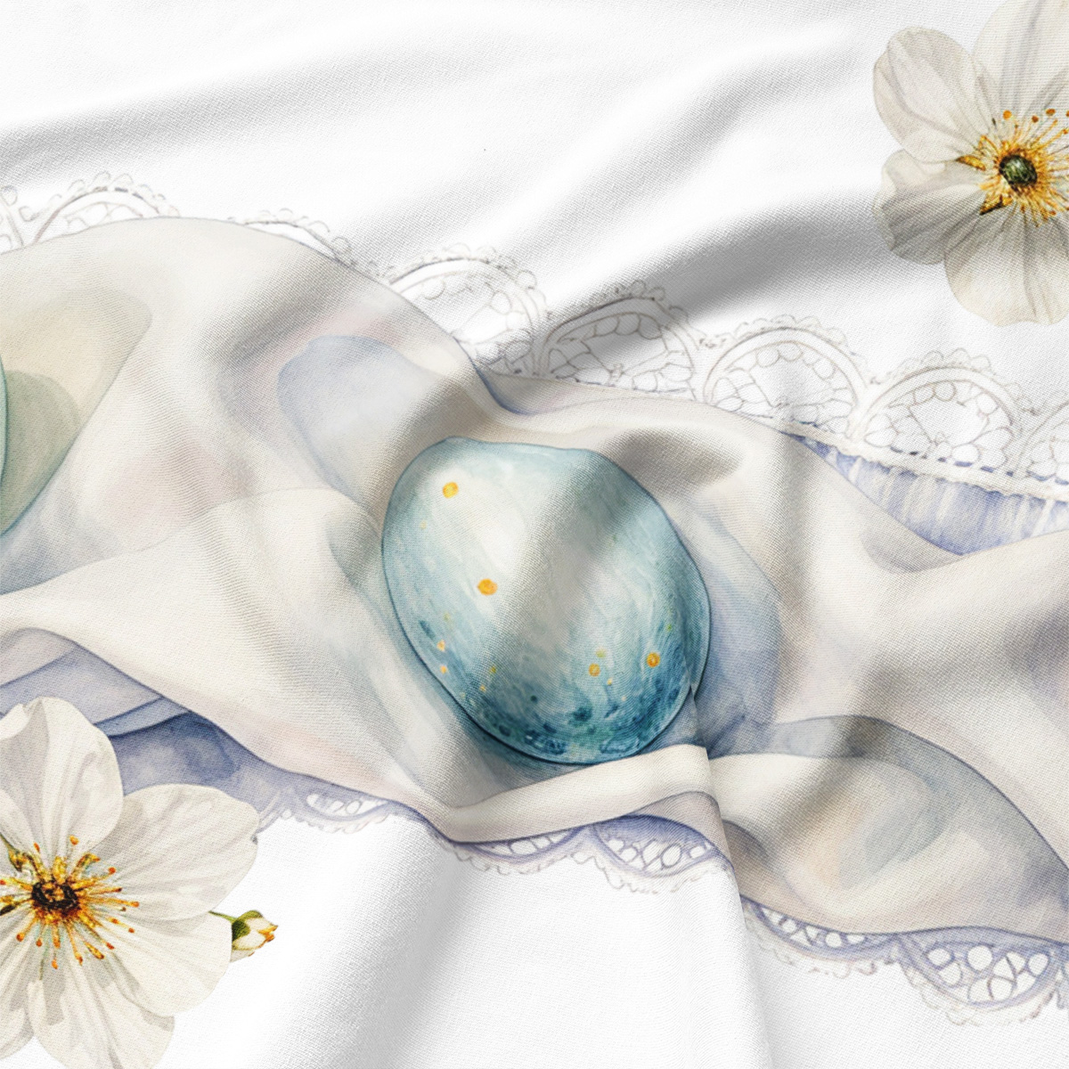 Zbliżenie na tkaninę z nadrukiem niebieskiego pisanka, falujący materiał i delikatna koronka oraz drobny biały kwiat