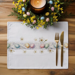 Podkładka ułożona na drewnianym stole z dekoracyjnym wieńcem z pisanek i świecą, aranżacja świąteczna