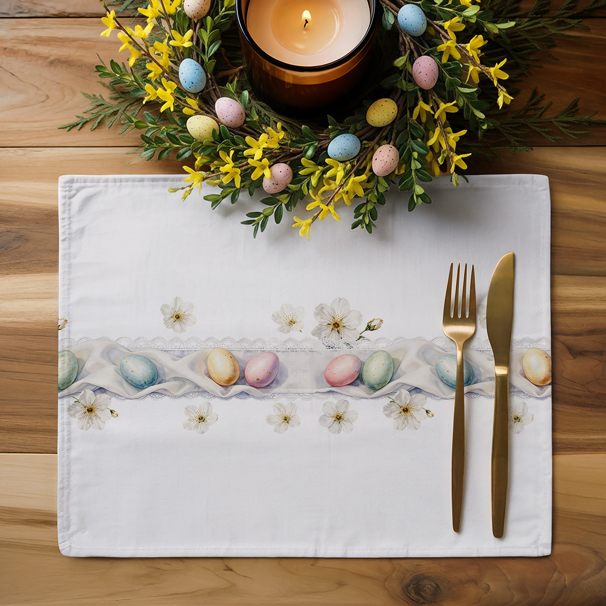 Podkładka ułożona na drewnianym stole z dekoracyjnym wieńcem z pisanek i świecą, aranżacja świąteczna