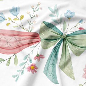 zbliżenie na nadruk kokardy i delikatnych kwiatów w pastelowych odcieniach