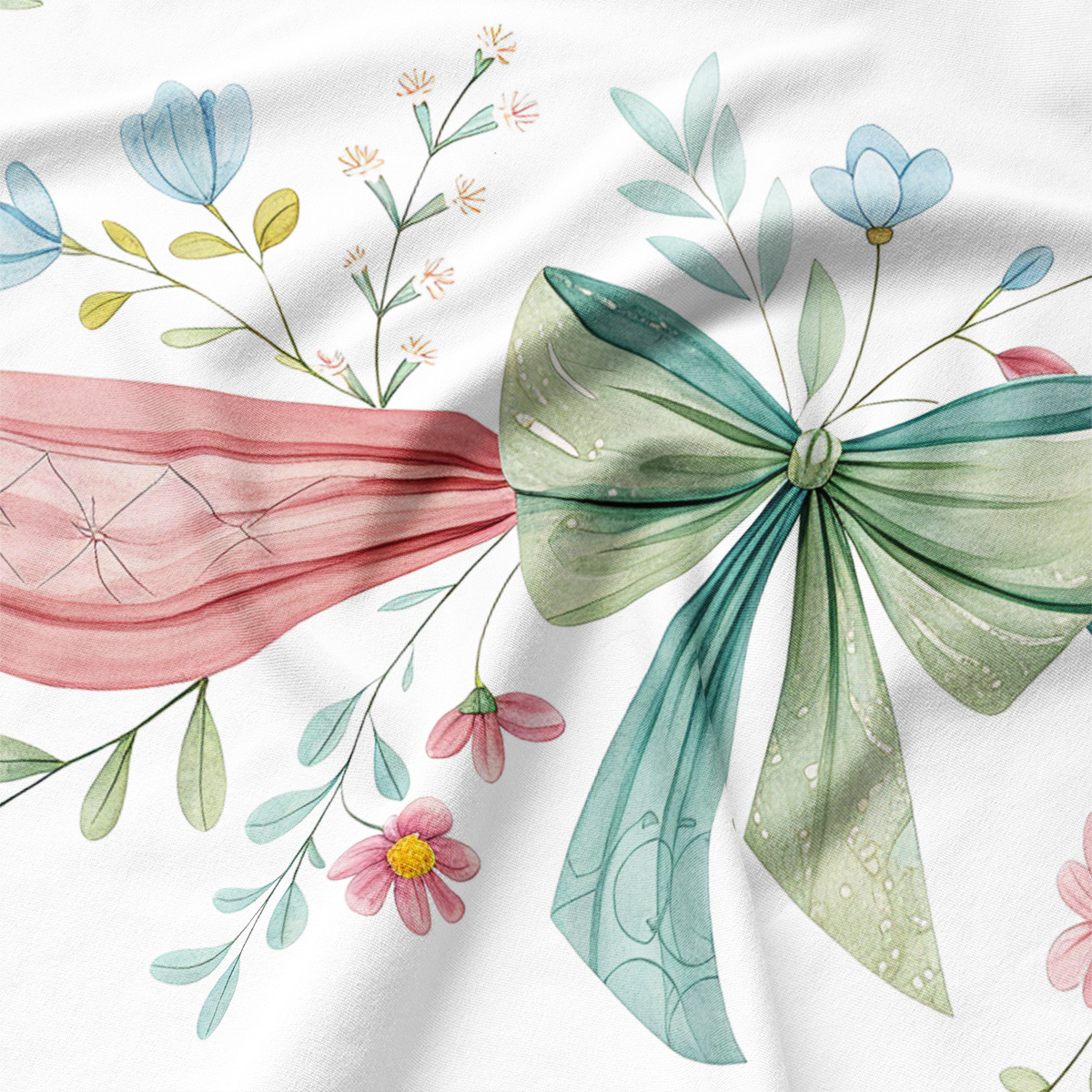 zbliżenie na nadruk kokardy i delikatnych kwiatów w pastelowych odcieniach