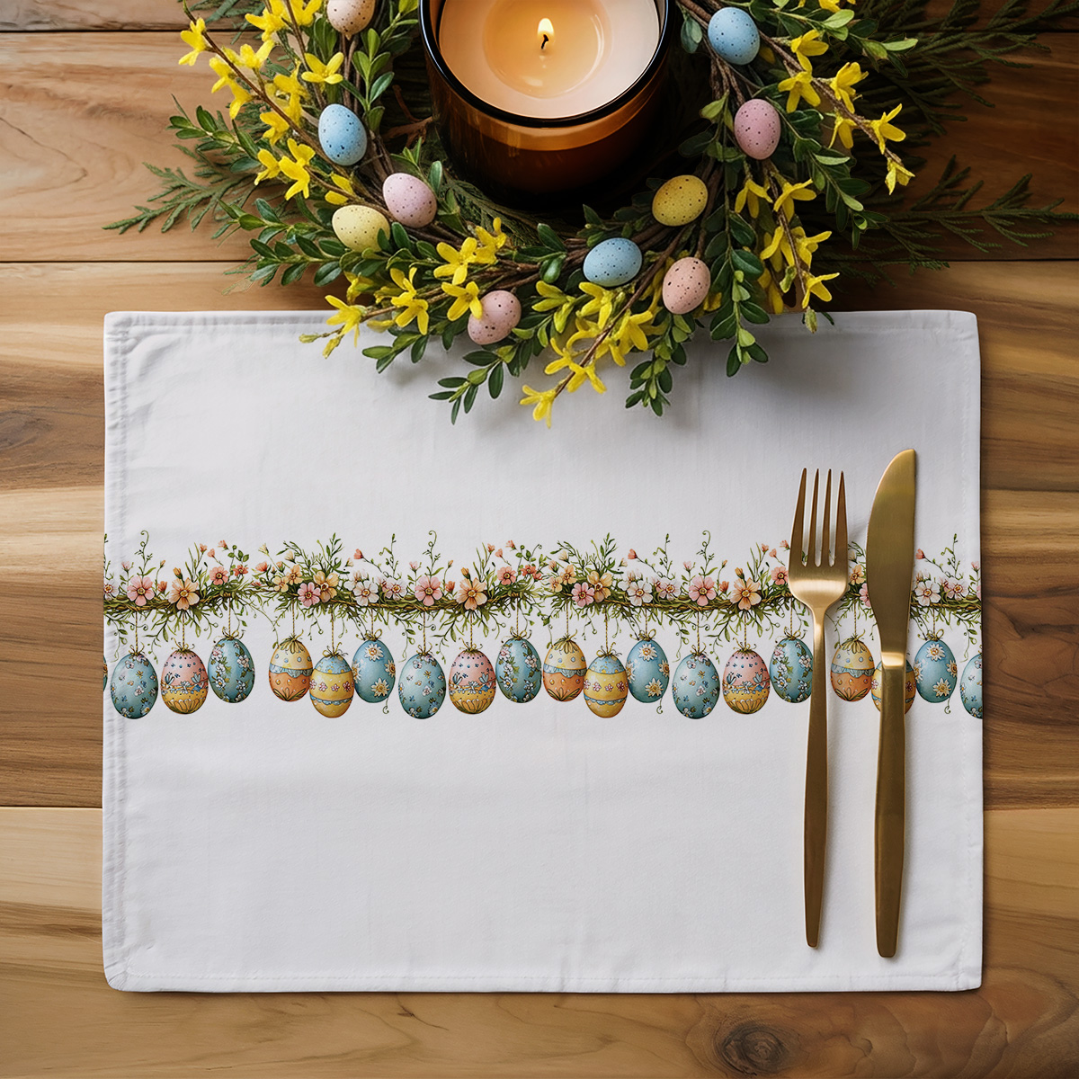 Aranżacja stołu z podkładką i świątecznym wieńcem z pisanek obok świecy