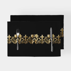 Czarne podkładki stołowe z pasem złotych krzyży i lilii ujęcie na kompletny produkt