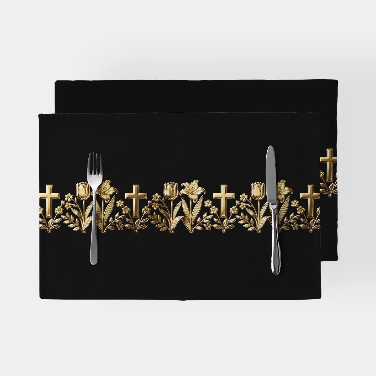 Czarne podkładki stołowe z pasem złotych krzyży i lilii ujęcie na kompletny produkt